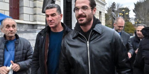 Ο Άρης Μουγκοπέτρος έκοψε και δώρισε μέρος από τα μαλλιά του