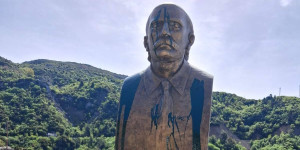 Βανδάλισαν την προτομή του Νίκου Πλουμπίδη στα Λαγκάδια