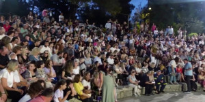 «Αντιγόνη» στο κατάμεστο Θέατρο Άλσους Αγίου Γεωργίου με σεβασμό και στην πυροπροστασία