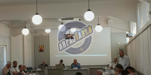 "Πρέπει να διαλέξετε πλευρά! Η κοροϊδία μας ενοχλεί! Εάν είστε μαζί μας, θα δείτε τη βοήθειά μας!"