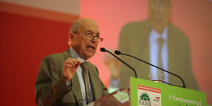 Βίντεο-αφιέρωμα στον Κώστα Σημίτη αναρτήθηκε στους λογαριασμούς του ΠΑΣΟΚ