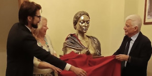 Προτομή της Μαρίας Κάλλας, έργο του Νίκου Φλώρου, κοσμεί το εσωτερικό της Όπερας της Ρώμης
