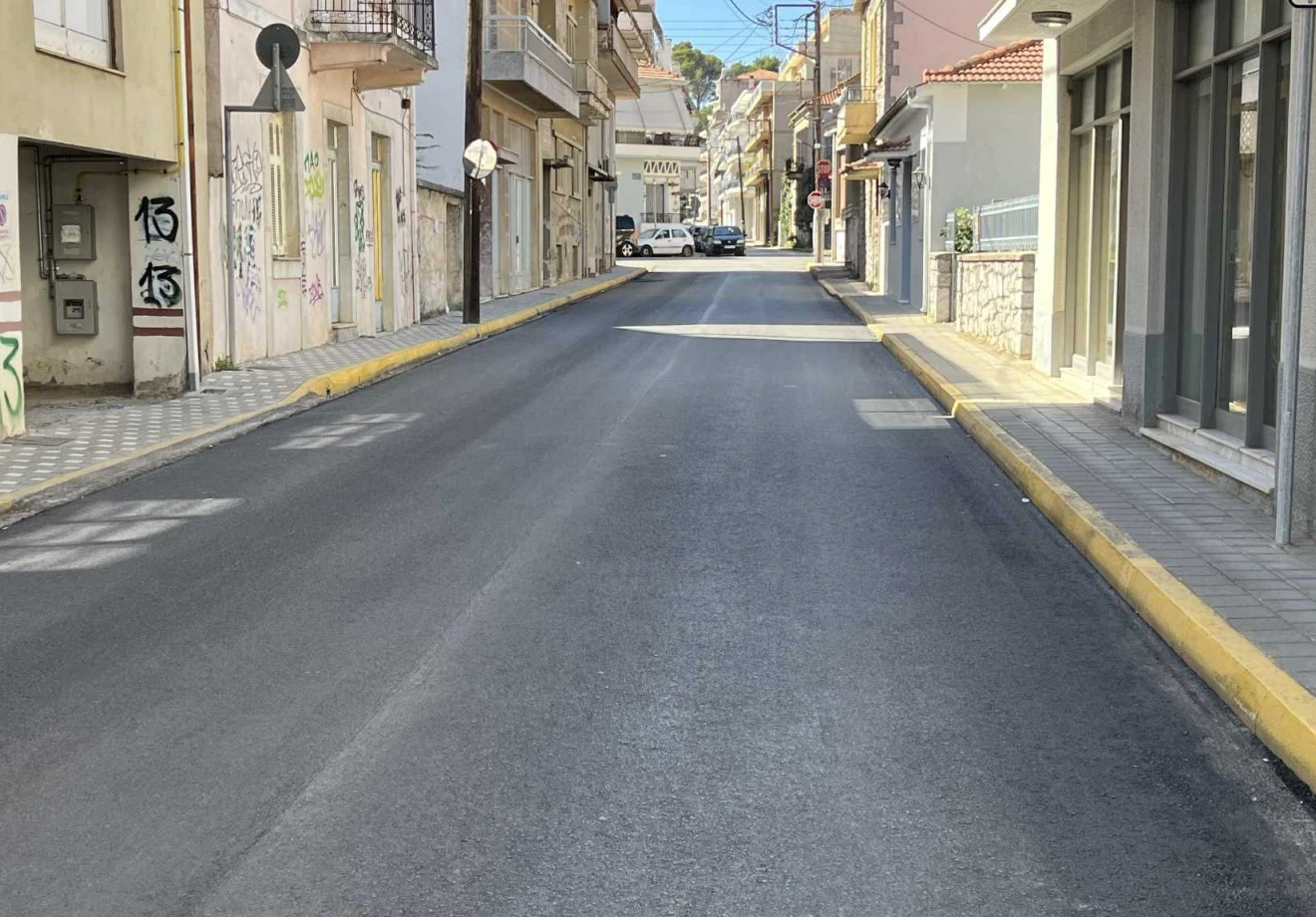 Εργασίες ασφαλτόστρωσης σε δρόμους της Τρίπολης
