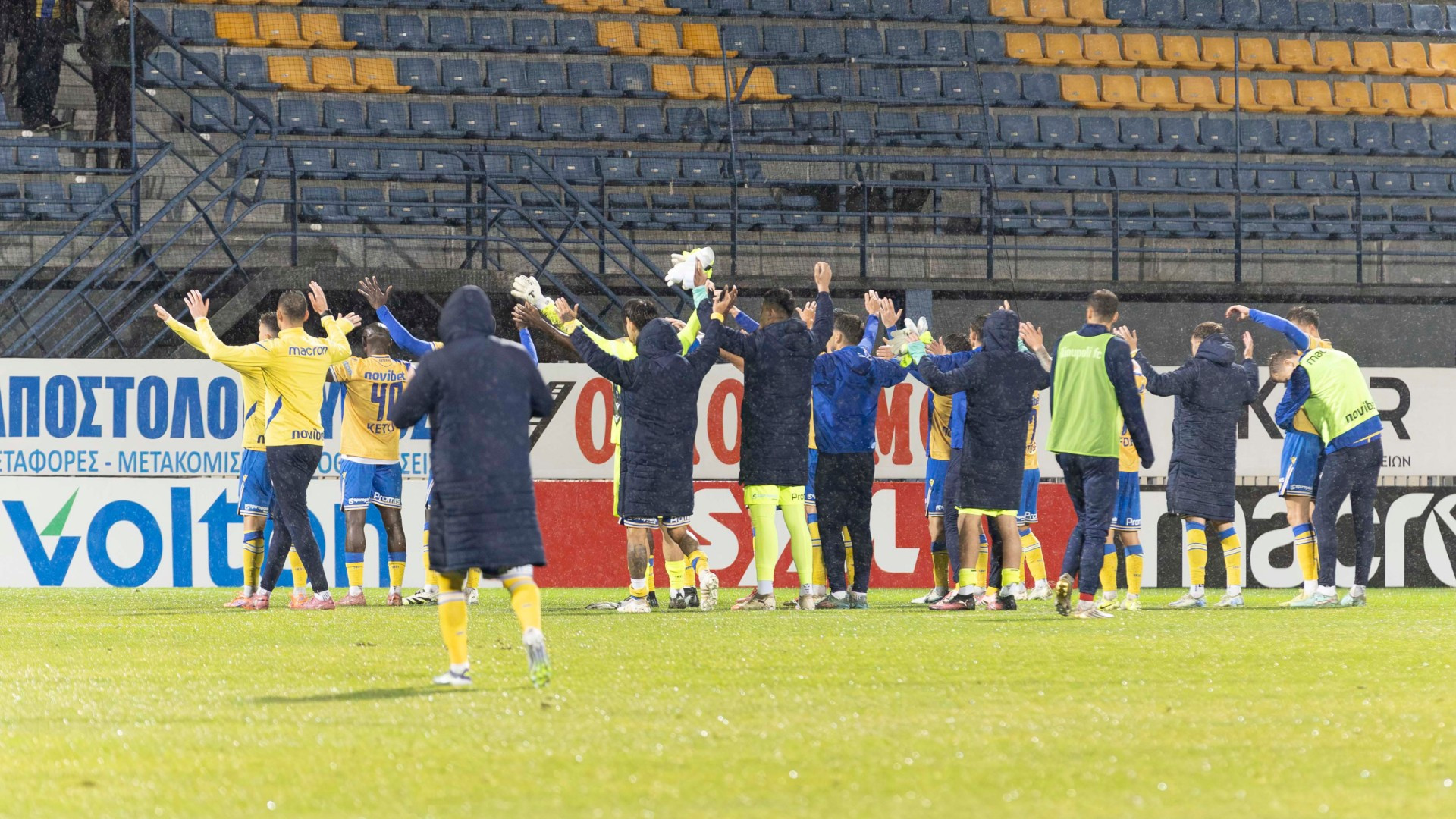 Παίκτες και κόσμος "χόρεψαν" στη βροχή