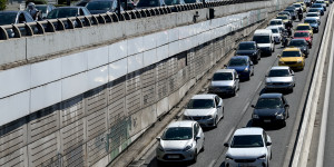 Καλά νέα για τους δικαιούχους επιδομάτων: Στον… πάγο ο «κόφτης» των κυβικών στα ΙΧ