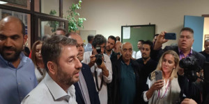 Τι πρέπει να κάνει το ΠΑΣΟΚ για να επιστρέψει στο προσκήνιο μετά την άνετη νίκη Ανδρουλάκη