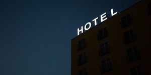 Γιατί οι Έλληνες ξενοδόχοι καταθέτουν αγωγές κατά της Booking