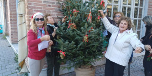 Το ΚΑΠΗ Τρίπολης στόλισε χριστουγεννιάτικο δέντρο στο κέντρο της πόλης