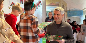 Στη Χριστουγεννιάτικη γιορτή του Νηπιαγωγείου και του Δημοτικού Δολιανών ο Οδυσσέας Κωνσταντινόπουλος