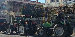 Τρίπολη: Μαζική προσέλευση αγροτών στο χώρο του Περιφερειακού Συμβουλίου