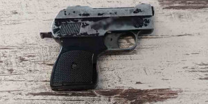 Χειροπέδες σε 42χρονο που απείλησε με πιστόλι και εξύβρισε υπεύθυνη καταστήματος