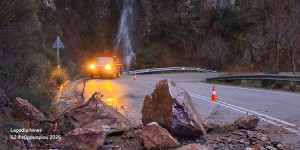 Πτώση βράχων στην Τρίπολης-Πύργου, στη θέση Σγούρνα!