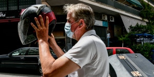 Ανησυχία στα ντελίβερι: Καταγγελίες για «παραθυράκια» στις εφαρμογές – Άλλος εμφανίζεται, άλλος χτυπά την πόρτα