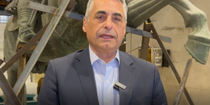 Κώστας Τζιούμης: «Οι μάσκες έπεσαν»