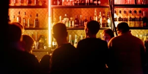 KidsWallet: Ψηφιακό μπλόκο σε τσιγάρα, αλκοόλ και μπαρ για ανηλίκους – Όσα ορίζει το νέο ΦΕΚ