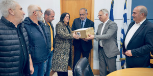 Παράδοση απινιδωτών στην Π.Ε. Αργολίδας