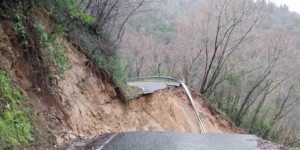 Εκτεταμένη κατολίσθηση στον δρόμο που οδηγεί προς τη Μονή Φιλοσόφου