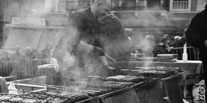 Τσικνοπέμπτη στο μπαλκόνι: Επιτρέπεται η ψησταριά ή σε περιμένει πρόστιμο;
