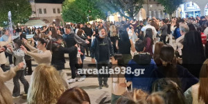 Σε μεγάλη πίστα χορού μετατράπηκε η πλατεία Αγίου Βασιλείου