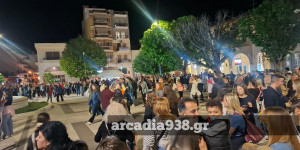 Σε μεγάλη πίστα χορού μετατράπηκε η πλατεία Αγίου Βασιλείου