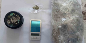 Ο αστυνομικός σκύλος εντόπισε τα ναρκωτικά σε σπίτι 67χρονου στο Άργος