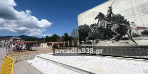 Ο Θεόδωρος Κολοκοτρώνης... αγέρωχος στην πλατεία Άρεως