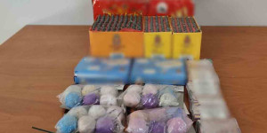 Χειροπέδες σε 55χρονη για παράβαση της νομοθεσίας για τα βεγγαλικά