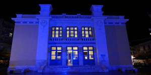 Γιατί φωτίστηκε στα μπλε το Μαλλιαροπούλειο Θέατρο;