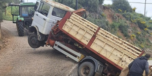 Ανατροπή φορτηγού στο Λιβαδάκι Γορτυνίας