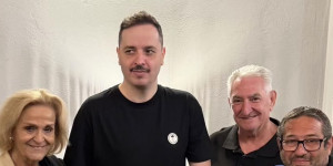 Ο Αλέξανδρος Τσουβέλας δώρισε απινιδωτή στην Τρίπολη