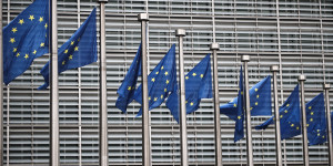 Κομισιόν: Θετικά μηνύματα για τα δημόσια οικονομικά, προειδοποιήσεις για τέσσερις επίμονες αδυναμίες