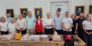 Παράδοση απινιδωτή και εκπαιδευτικού εξοπλισμού σε φορείς διάσωσης της Τρίπολης