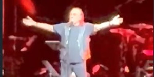 Τα... έδωσε όλα ο "αιώνιος έφηβος" της ροκ μουσικής Βασίλης Παπακωνσταντίνου