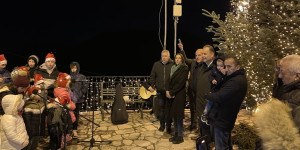 Πόλος έλξης η πλατεία Δημητσάνας στη φωταγώγηση του Χριστουγεννιάτικου δέντρου