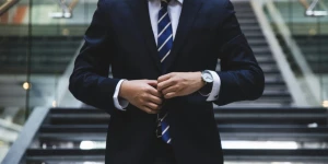 Ο πρώτος άνθρωπος που πουλά μετοχές του εαυτού του: Πάνω από 600 μέτοχοι αποφασίζουν για τη ζωή του!