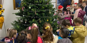 Μαθητές των Τροπαίων στόλισαν το Χριστουγεννιάτικο δέντρο