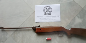 Χειροπέδες σε 40χρονη που κατείχε παράνομα όπλο