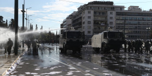 Επεισόδια στο κέντρο της Αθήνας μετά τη λήξη της συγκέντρωσης για τα Τέμπη