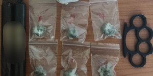 Λουτράκι: Συνελήφθη 17χρονος με σιδερογροθιά και ναρκωτικά