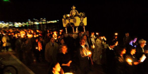 H περιφορά των Επιταφίων μέσα από τη θάλασσα σε παραλιακές περιοχές της Πελοποννήσου