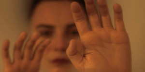 «Τακούνια για καρφιά»: Το συγκλονιστικό τραγούδι για τις «Κυριακές» που δολοφονούνται