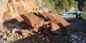 Μήνυση κατά παντός υπευθύνου για την πτώση βράχων και το κλείσιμο της εθνικής Τρίπολης-Πύργου