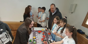 Ο Δήμαρχος Γορτυνίας σε εκδήλωση παρουσίασης έργων ρομποτικής από τα βραβευθέντα παιδιά της Δημητσάνας