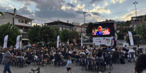 Μεγάλη επιτυχία σημείωσε η υπαίθρια κινηματογραφική βραδιά στην πλατεία Φιλικών
