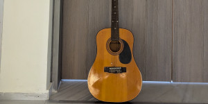 Δωρεά ακουστικής κιθάρας υψηλής ποιότητας στο Μουσικό Σχολείο Τρίπολης