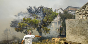 Ζάκυνθος: Έκαναν...λιτανεία την ώρα που οι φλόγες περικύκλωναν το χωριό!