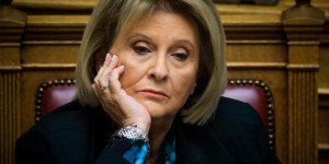 Εποχικοί πυροσβέστες κατά Βούλτεψη: Να κάτσει στο κλιματιστικό της και να πιει τον καφέ της!