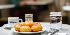 «Αιγαίον Λουκουμάδες»: Επιστρέφει το θρυλικό στέκι της Πανεπιστημίου σε χώρο «έκπληξη»