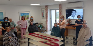 Μέλη του σωματείου κουρέων-κομμωτών επισκέφθηκαν το Γηροκομείο Τρίπολης