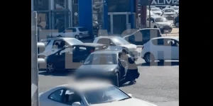Τσακώθηκαν για την προτεραιότητα και πήγε να την πατήσει με το αυτοκίνητο - Απίστευτο βίντεο